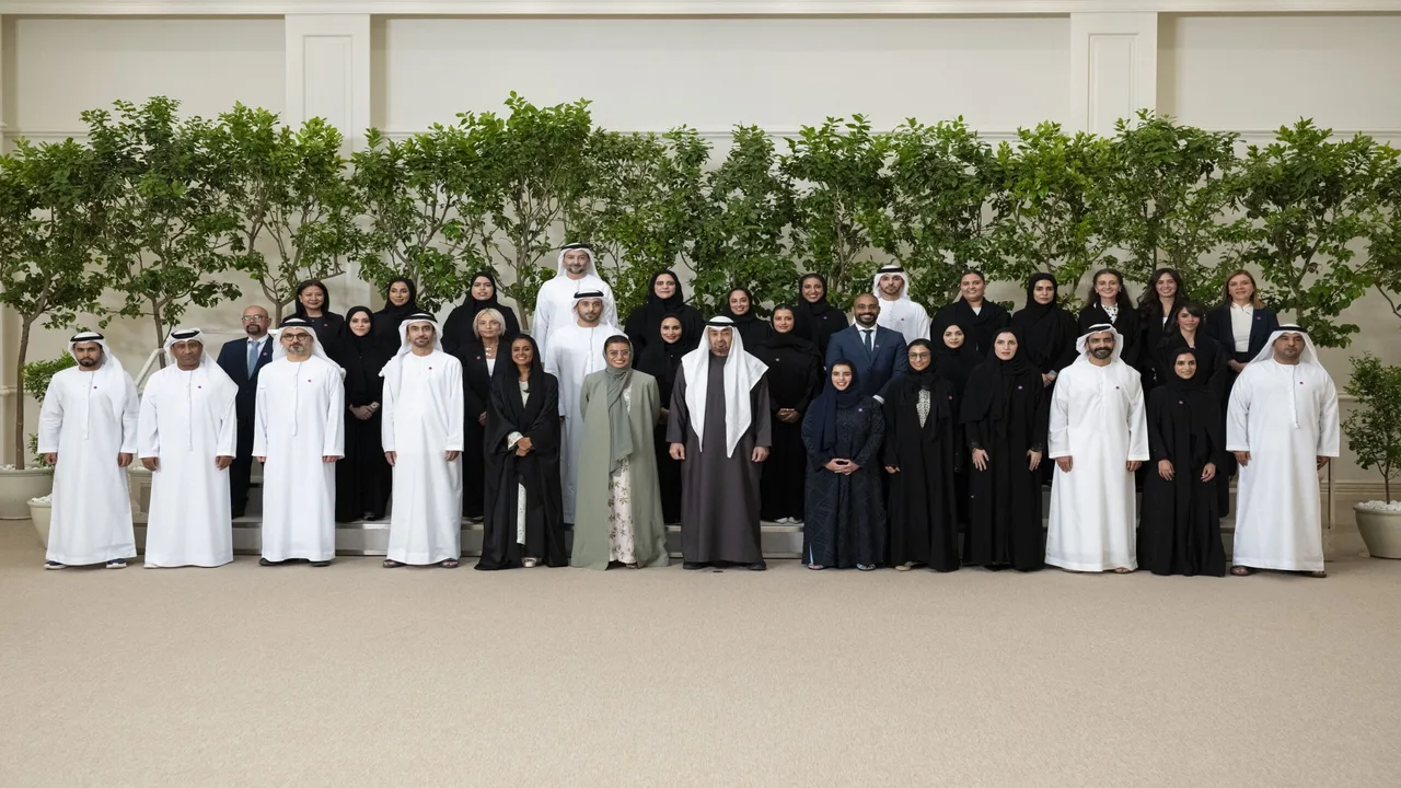 رئيس الدولة يلتقي بفريق عمل احتفالات عيد الاتحاد الـ54 للإمارات